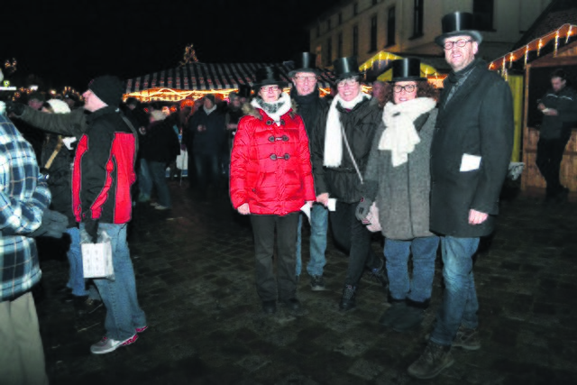 Ideengeber und Marktmeister Detlef Voß (re.) mit einigen Zuschauern der Feuerzangenbowle | Foto: bim