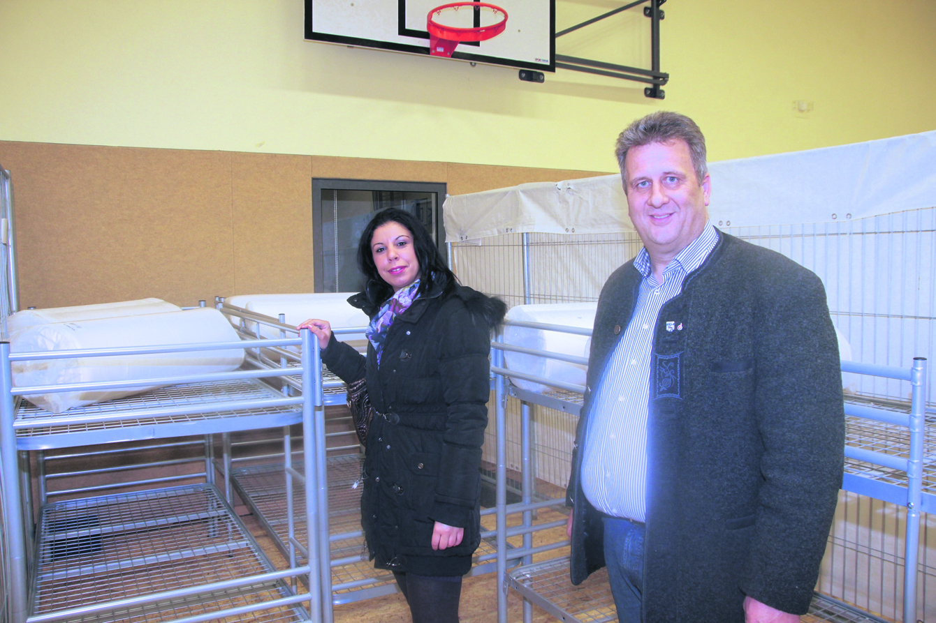 Nahmen wie viele Bürger die Turnhalle in Augenschein: Harsefelds Bürgermeister Michael Ospalski und Flüchtlingsbetreuerin Huda Aslam