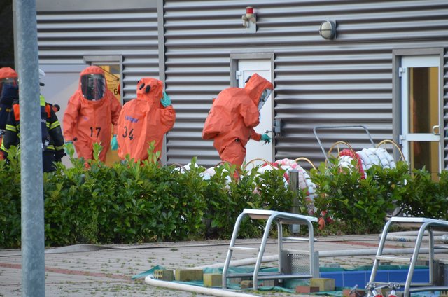 Feuerwehrleute in Schutzkleidung öffnen den Chlorraum am Bad Solemio | Foto: Polizei