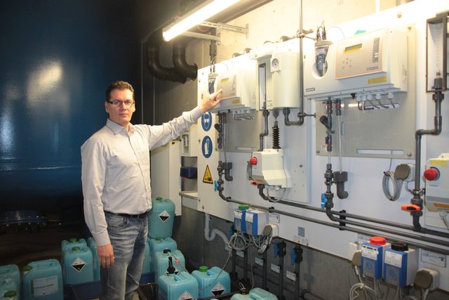 Aufwändige Mess- und Regeltechnik: Jürgen Bußmann, Meister für Bäderbetriebe, liest die Chlor-Konzentration ab