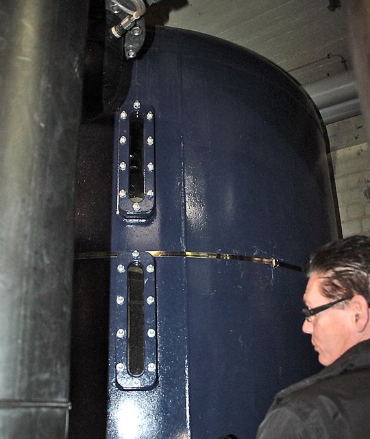 Mit einem großen Aktivkohlefilter wird das Wasser von Chlor-Abbauprodukten gereinigt