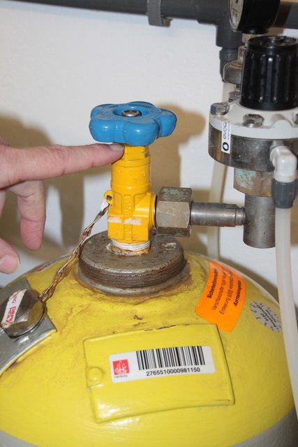 Das Ventil einer Druckflasche war undicht. Chlorgas entwich noch vor der Einspeisung ins Leitungsnetz des Bades