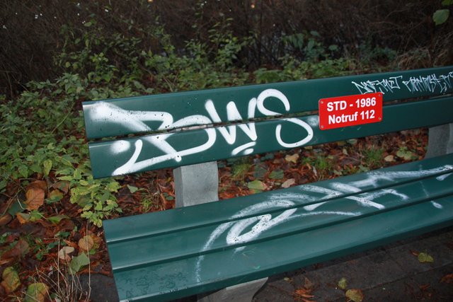 Beschmierte Parkbank