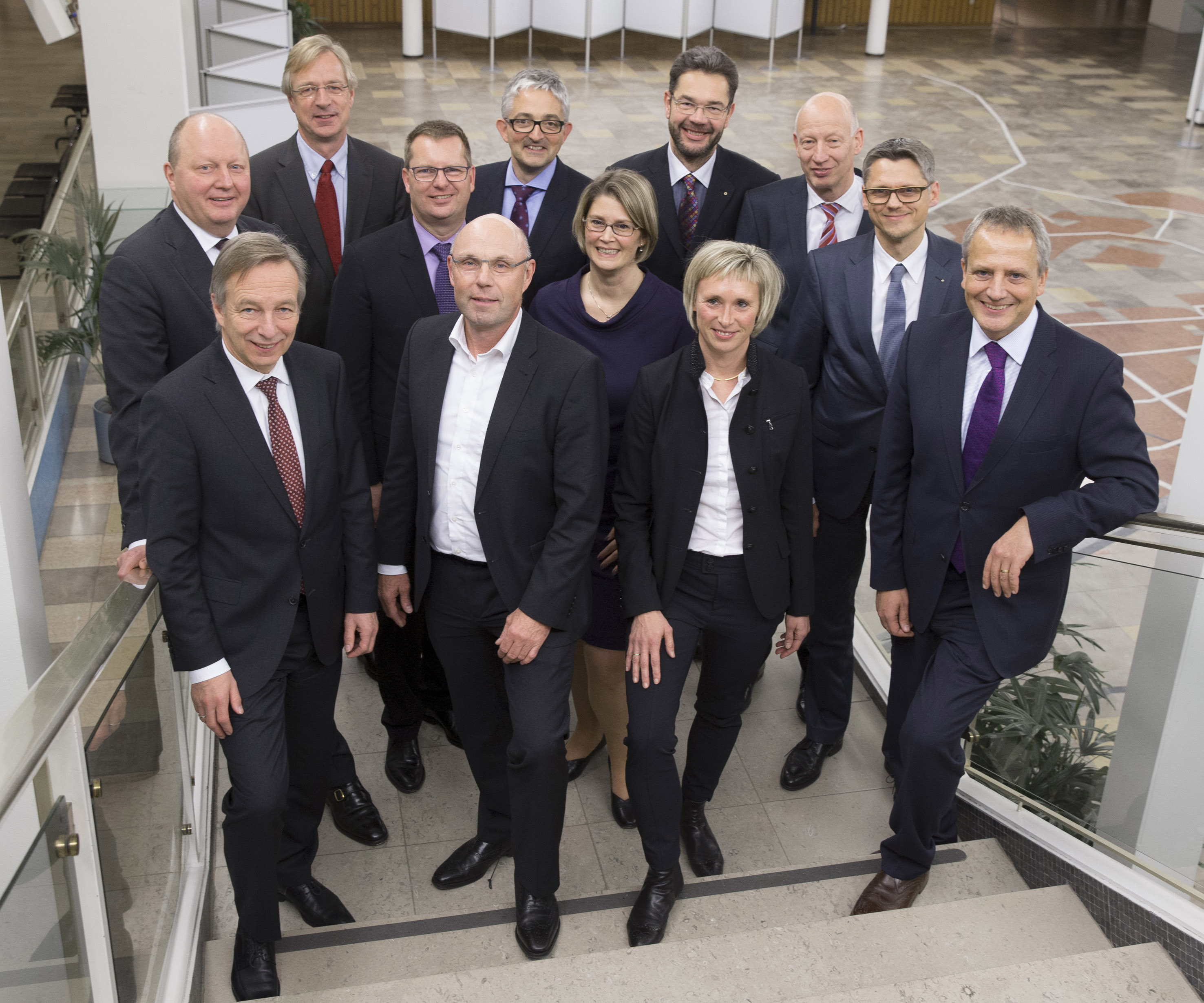 Das neue Präsidium der Industrie- und Handelskammer (IHK) Lüneburg-Wolfsburg mit Heinz Lüers (li.) und Michael Spethmann (3. v. li.)