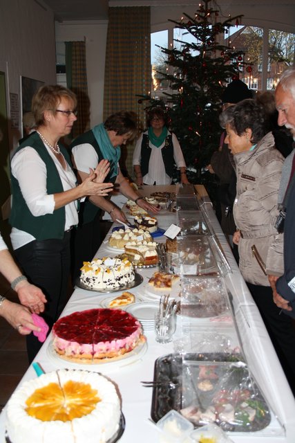 Sehr begehrt: Das Tortenbuffet der Hanstedter Schützendamen