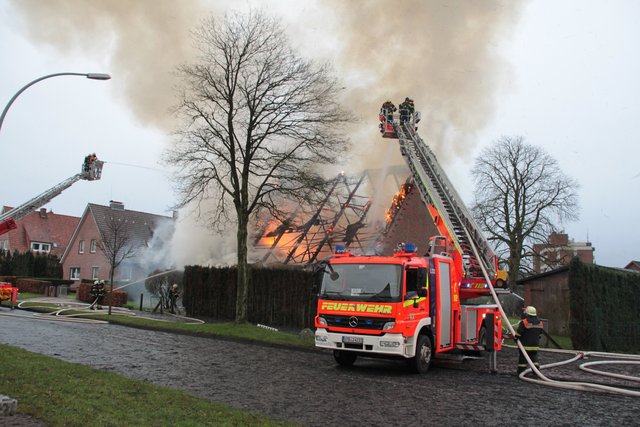 Das Feuer brach vermutlich im leeren Dachgeschoss aus