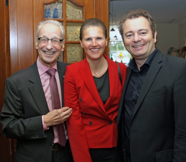 Auch die Glückwünsche von WOCHENBLATT-Geschäftsführer Stephan Schrader (re.) und seiner Frau Kathrin nahm Arno Reglitzky entgegen | Foto: AR promedia