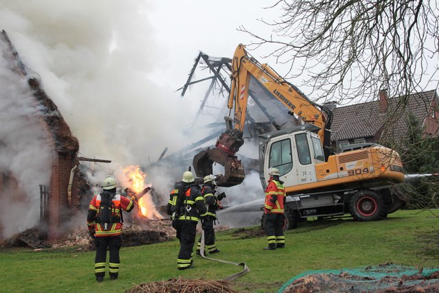 Ein Abrissbagger rückte zur Unterstützung der Feuerwehr an