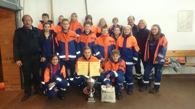 Freude bei den Nachtmarsch-Siegern: das Team 2 der Bütlinger Jugendfeuerwehr mit Pokal und Urkunden