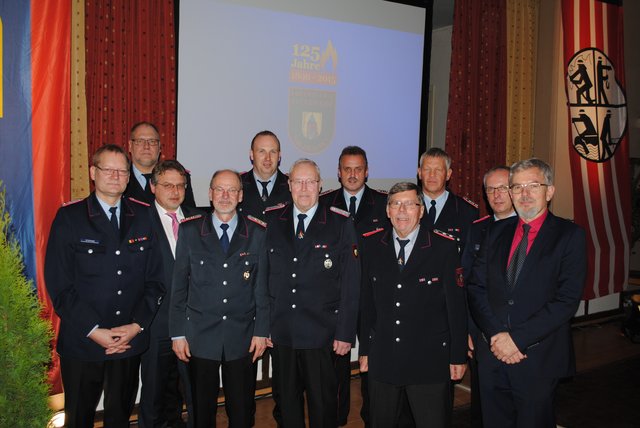 Geehrte und Gratulanten (v. li.): Stephan Boenert, Sven Wolkau, Wolfgang Krause, Dieter Mertens, Rüdiger Fröhling, Peter Lexau, Holger Främbs, Rolf Kruse, Werner Ehlbeck, Volker Bellmann und Hans-Joachim Abegg