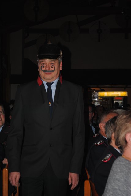 Im historischen Outfit: Feuerwehrmann Maik Pohlmann mit einem Wehrhelm aus dem Jahr 1900, eine Leihgabe des Freilichtmuseums am Kiekeberg