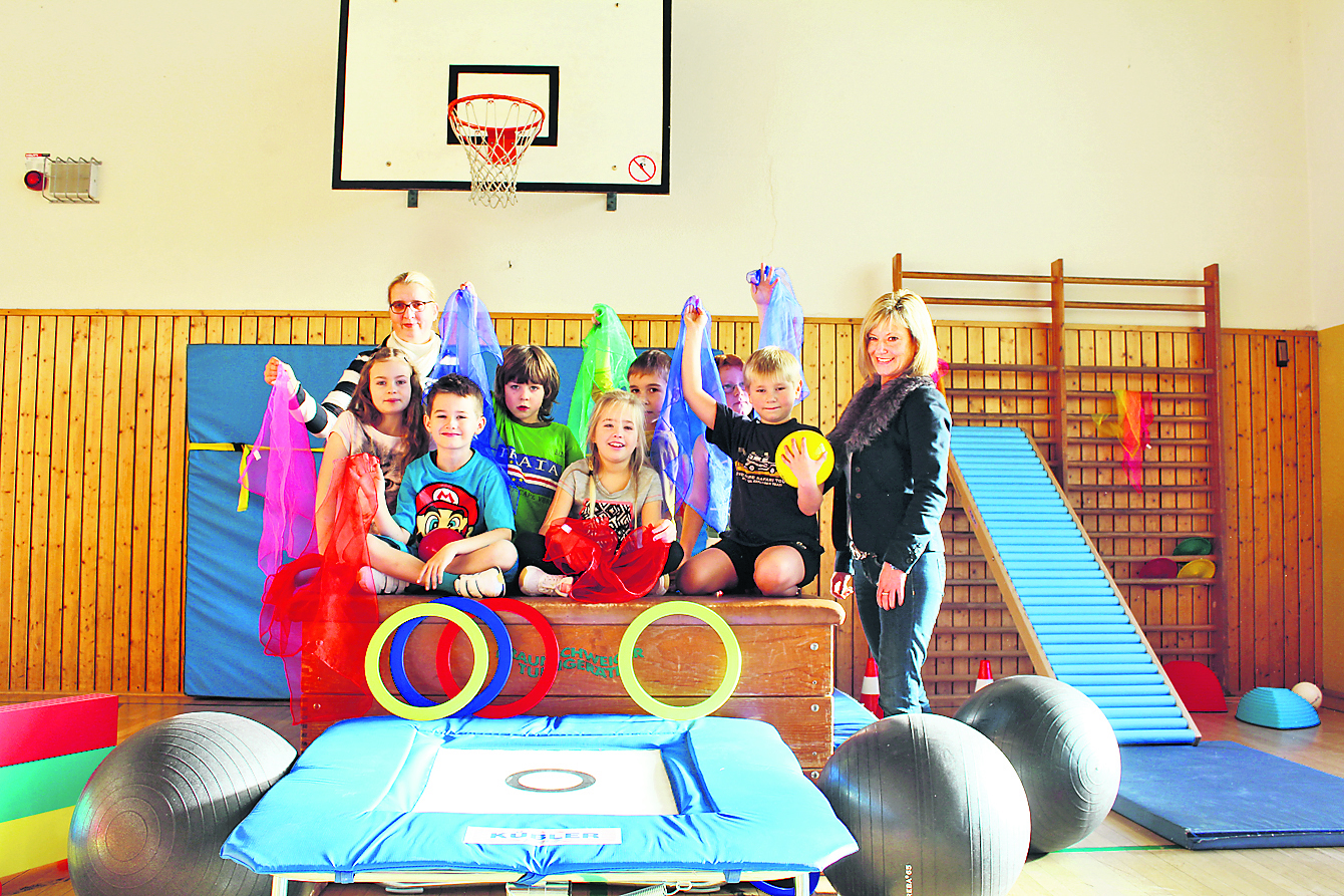 Zeigen stolz die neuen Geräte: Nenndorfer Grundschüler mit Sportlehrerin Susanne Otterson (li.) und Schulleiterin Ranga Hoffmann (re.)