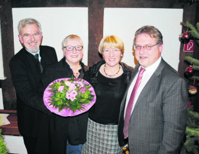 Prominenter Überraschungsgast: Anette Randt (2. v. re.), Kreisvorsitzende des Niedersächsischen Städte- und Gemeindebundes, gratulierte ihrer Amtsvorgängerin Elsabe Rolle. Darüber freuten sich auch Gemeindedirektor Wolfgang Krause (re.) und Bürgermeister Hans-Joachim Abegg