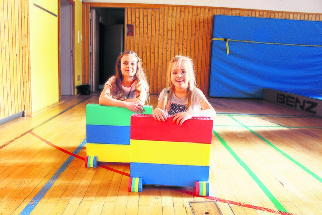 Melina (li.) und Alina freuen sich über die Hürden
