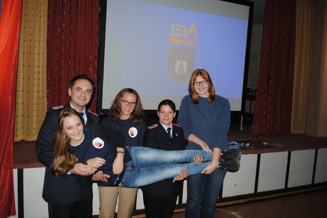 Auch sie hatten beim Jubiläumsfest viel Spaß: (hi., v. li.) stellvertretender Kinderfeuerwehrwart Sven Plate mit den Betreuerinnen Sandra Harwath, Diane Pohlmann, Leonie Meincke und Sarah Boenert, die von den anderen getragen wird
