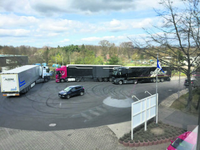 Parkende LKW behindern die Zufahrt zum Firmengelände der Firma Bruno Bierbaum KG