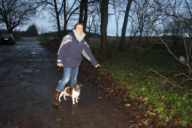 Nicole Pfeiffer zeigt die Stelle, an der sie die Hundeleckerlis gefunden hat: Sie waren über 15 Meter  neben dem Weg versteckt im Gebüsch ausgelegt