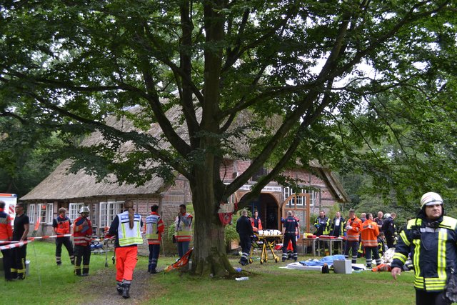 Rund 160 Rettungskräfte waren im Einsatz | Foto: Matthias Köhlbrandt