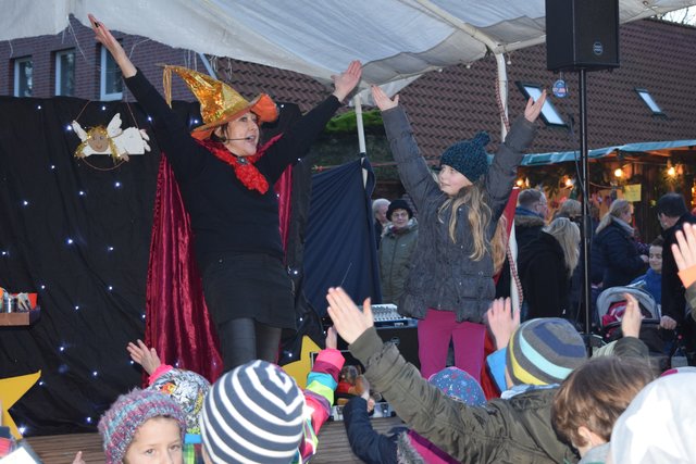 Auf der Aktionsbühne in Egestorf: "Tra-La-Larissa" unterhielt die kleinen Besucher des Egestorfer Weihnachtsmarkt mit einem bunten Programm aus Singen, Tanzen und Mitmachen