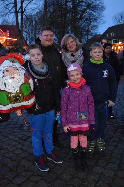 "Das ist einfach unser Markt": Die Besucher Martin Jakobi (11), Martin, Sonja, Linus  (11, hi., v. li.) und Luna Schulz (8, vo.)  aus Munster waren begeistert vom Egestorfer Weihnachtsmarkt