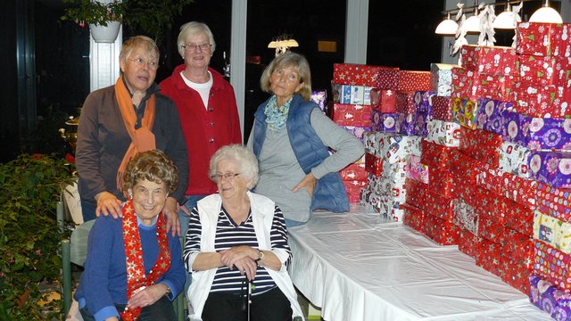 Sammelten 180 Pakete ein: Margarete Ziegert (vorn, li.) und Maria Meyer sowie Elke Ruhle (stehend v. li.), Marietta Klingenberg und Traute Scheer | Foto: Ziegert