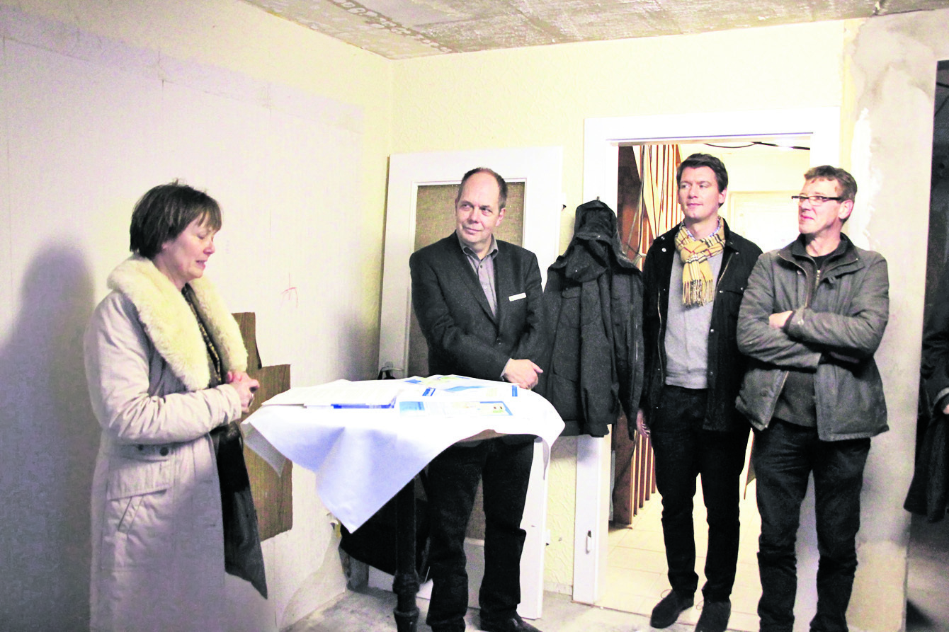 Rohbau-Besichtigung (v. li.): Bürgermeisterin Silvia Nieber, Planungs-Chef Nils Jacobs, Klima-Manager Matthias Ruths und Energieberater Frank Polzin