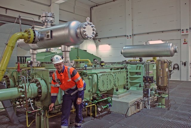 Michael Ostmeier überwacht den Gas-Verdichter. Mit der Anlage wird das Volumen des Erdgases
stark reduziert, sodass die Kapazität der Kavernen optimal genutzt werden kann