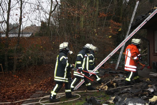 Einsatzkräfte durchkämmten das Haus bis in den späten Morgen nach Brandnestern