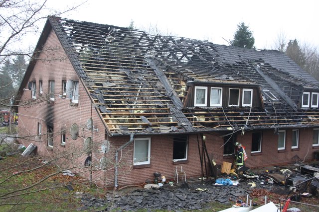 Am Morgen nach dem Feuer das Gebäude ist unbewohnbar