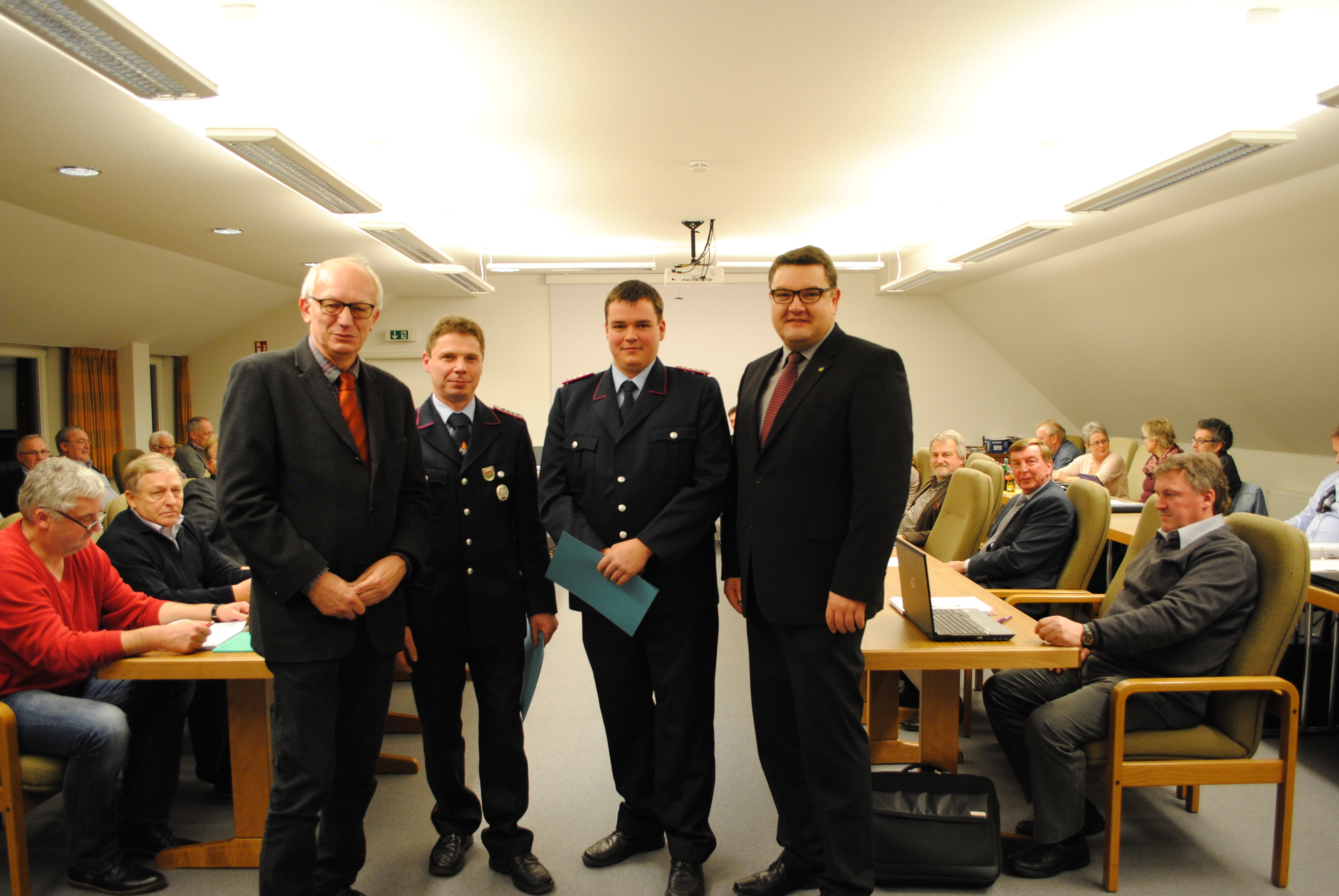 Ratschef Lothar Wille (li.) und Samtgemeinde-Bürgermeister Holger Falcke (re.) gratulieren dem neuen Ortsbrandmeister von Estorf, Bastian Eckhoff (2. v. re.), und seinem Vize Heiko Dammann