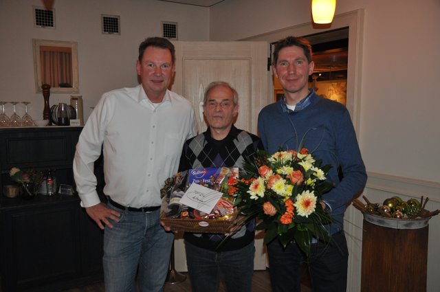 Manfred Bartels (Mi.) wurde von Thorsten (li.) und Michael Brock verabschiedet