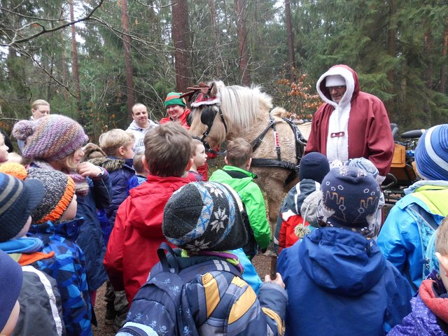 Die Kinder freuten sich, als sie den Weihnachtsmann trafen | Foto: DRK-Kita Stelle