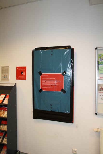Hier hing der Automat, der gesprengt wurde. Sämtliche andere Beschädigungen wurden bereits repariert | Foto: bs