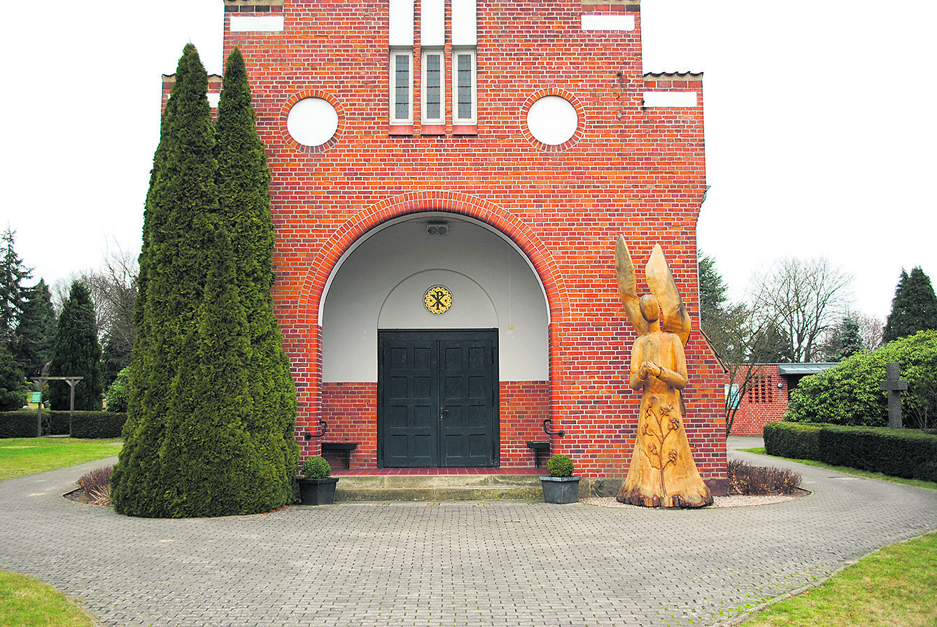 Spendet Trauernden Trost: der "Engel der Zuwendung" vor dem Eingang der Salzhäuser Friedhofskapelle