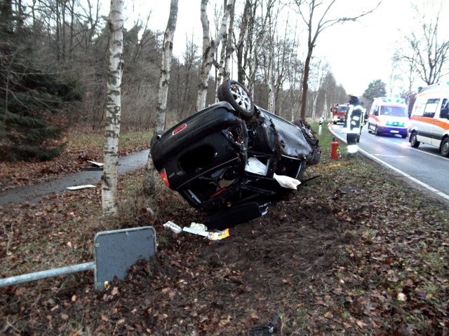 Schwerer Unfall auf der Kreisstraße 78: Eine Mini-Fahrerin kam von der Fahrbahn ab und überschlug sich | Foto: GA