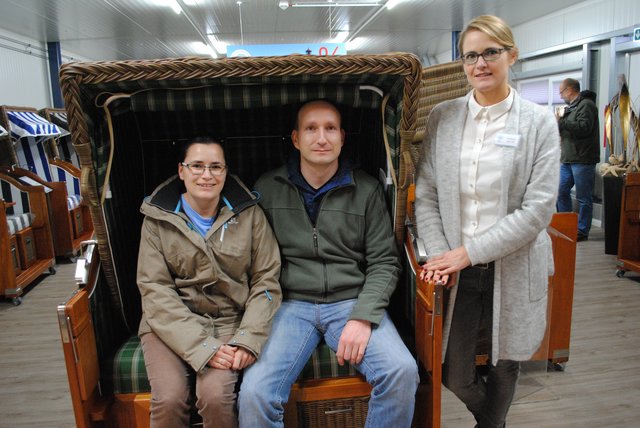 Die Strandkorbprofis in Ovelgönne öffneten ebenfalls am Sonntag ihre Türen: Claudia und Sven Hölscher aus Otter haben sich bei Beraterin Hellwig Brenner für das Modell "Hörnum" entschieden