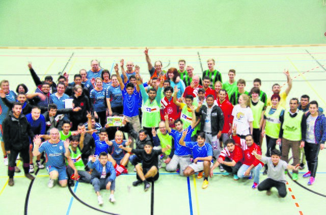 Einheimische und Flüchtlinge hatten viel Spaß beim Volleyballturnier | Foto: Burkhardt Brand