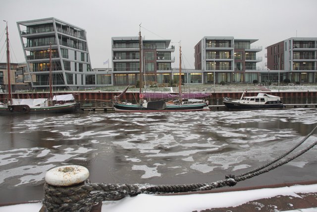 Dünne Eisschollen im Stadthafen in Stade
