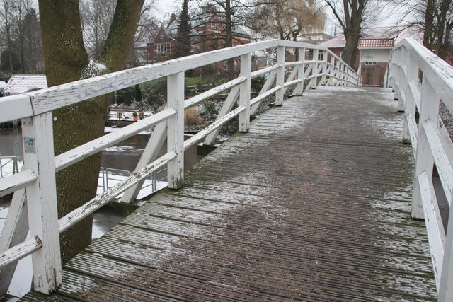 Auf die Brücke über dem Burggraben in Stade wurde Sand gestreut
