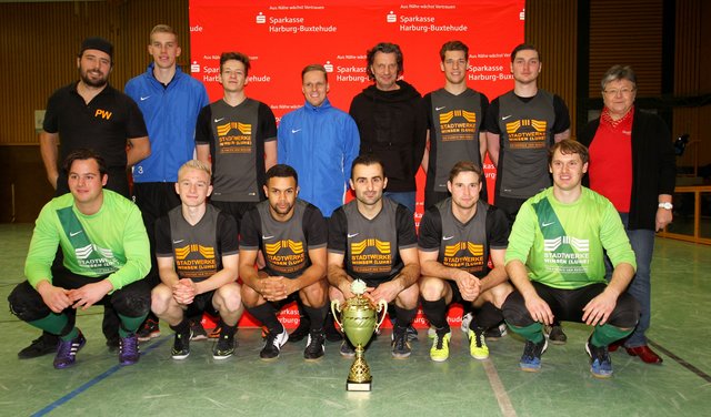 Das Siegerteam des TSV Auetal mit Obmann und Co-Trainer Patrick Wischhöfer (li. stehend), Trainer Torsten Altmann (Mitte) und Angelika Morgen (re.) von der Sparkasse