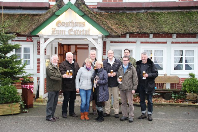 Heiner Schönecke (2. v. li.): stieß aufs neue Jahr an mit (v. li.): Ehrfried Böttcher, Anette Randt, Hans-Peter Ebeling, Britta Witte, Kai Uffelmann, Rolf Aldag, Thilo von Rogister und Heiko Knüppel | Foto: Katja Seifert