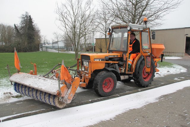 Claus Deede war mit dem Traktor mit Schneebürste in Stade unterwegs