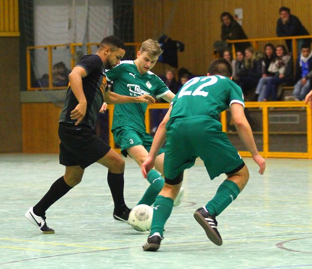 TSV-Neuzugang Dennis Brobbey (li.) behauptet gegen zwei Jesteburger Gegenspieler den Ball