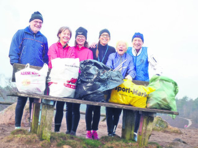 Hat den Silvestermüll auf dem Brunsberg eingesammelt: Die Blau-Weiss Laufgruppe (Foto v. li.: Burghardt Leu, Ulrike Hallenberger, Regina Leu, Karin Knaak, Uschi Leffler und Arno Reglitzky) | Foto: Reglitzky