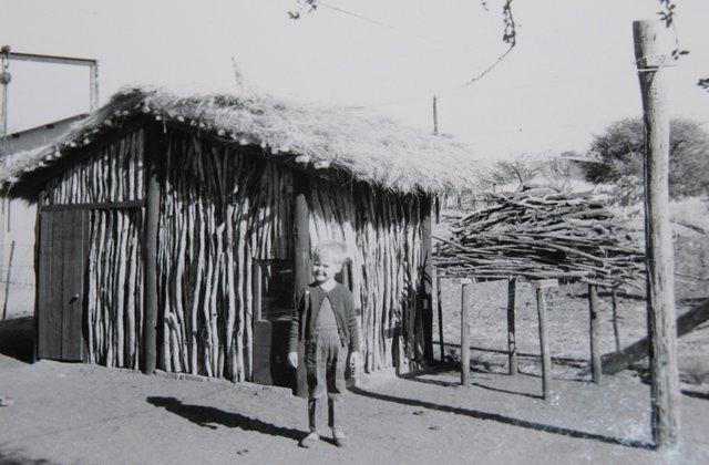 Vor einer Kinderhütte in Namibia: Eckhard von Plate-Spandaus Sohn Carsten | Foto: von Plate-Spandau privat