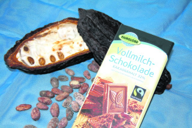 Wer sich für fairen Handel einsetzen will, achtet beim Kauf von Schokolade auf das Fairtrade-Symbol