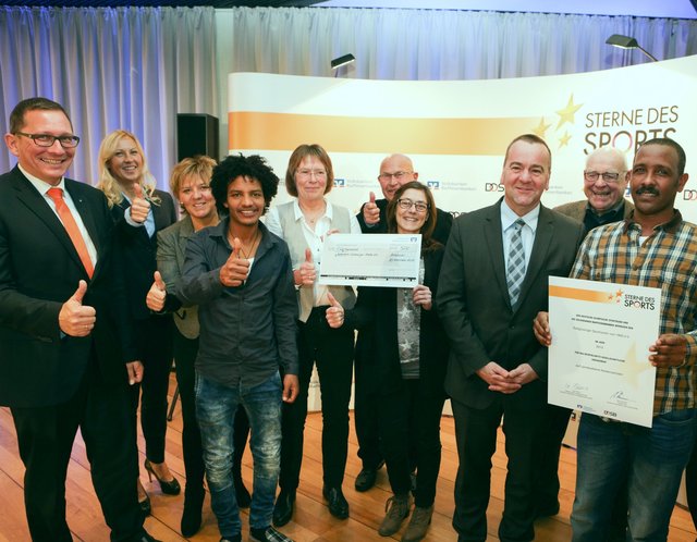Siegerehrung im Dezember in Hannover:
Eike Holtzhauer (2. v. re.) freut sich mit Vertretern des Todtglüsinger SV und der Volksbank Lüneburger Heide über die Verleihung des Förderpreises durch Niedersachsens Innenminister Boris Pistorius (3. v. re.)