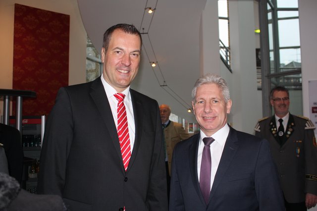 Andreas Sommer (li., Sparkasse Harburg-Buxtehude) und Landrat Rainer Rempe