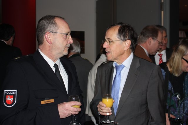 Wilfried Haensch (Polizei, li.) im Gespräch mit Buchholz' Ex-Bürgermeister Wilfried Geiger