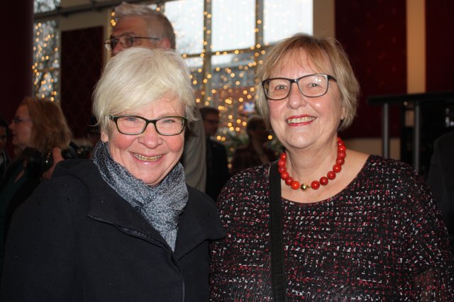 Birgit Bittermann (Pastorin St. Paulus-Gemeinde, li.) und Buchholz' Seniorenbeauftragte Elisabeth Schmidt